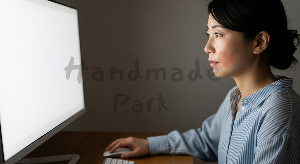 フリー素材 無料 写真｜クレジットカード利用状況を抽象的な画面で確認する日本人女性