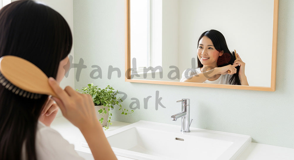 フリー素材 無料 写真｜洗面所で髪をとかしながら微笑む日本人女性の暮らしシーン 写真背景