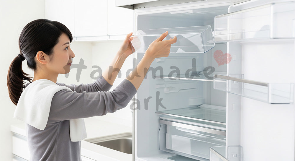 フリー素材 無料 写真｜キッチンで冷蔵庫の棚を拭き掃除する日本人女性の暮らし