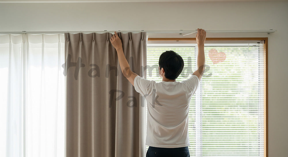 フリー素材 無料 写真｜リビングのカーテンやブラインドを付け替える日本人男性 背景素材