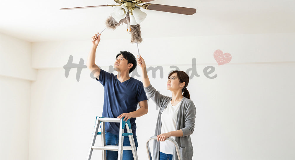 フリー素材 無料 写真｜天井のシーリングファンを協力して掃除する日本人夫婦 写真背景