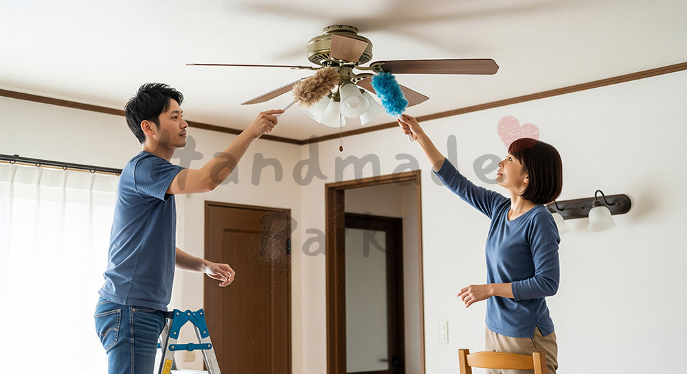 フリー素材 無料 写真｜天井のシーリングファンを協力して掃除する日本人夫婦 背景素材