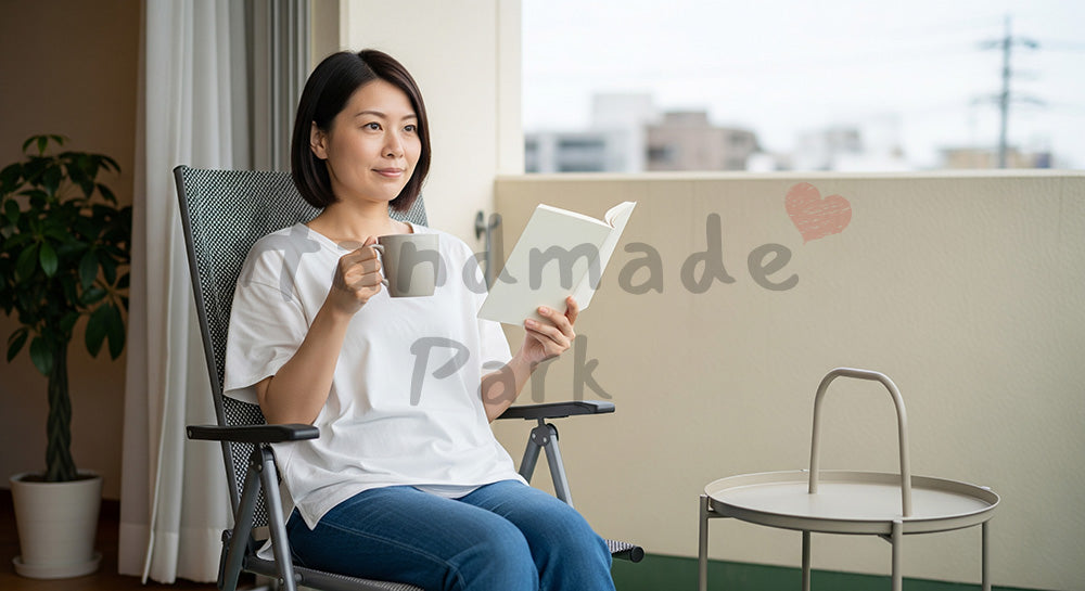 フリー素材 無料 写真｜ベランダで本とマグカップを手に外気浴を楽しむ日本人主婦の休日シーン 背景素材