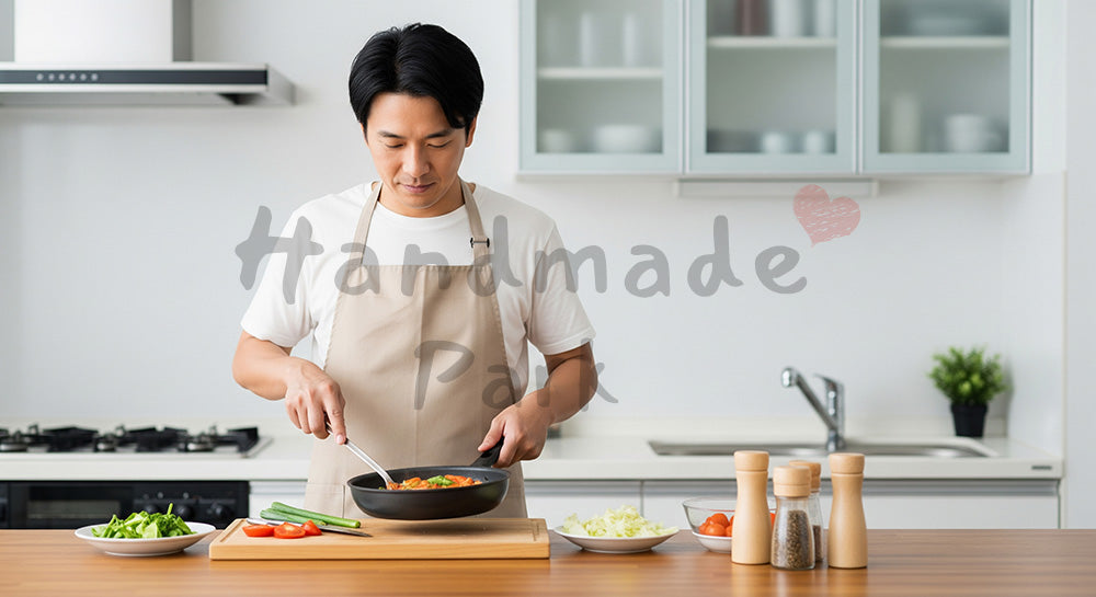 フリー素材 無料 写真｜エプロン姿の日本人夫が夕食づくりをする共働き家庭のキッチンシーン