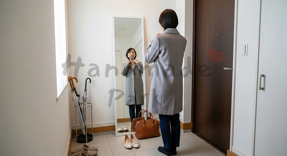 フリー素材 無料 写真｜玄関の鏡でコート姿をチェックする日本人主婦の外出前シーン