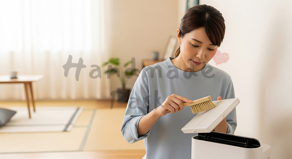 フリー素材 無料 写真｜空気清浄機フィルターのほこりをブラシで掃除する日本人主婦 余白あり