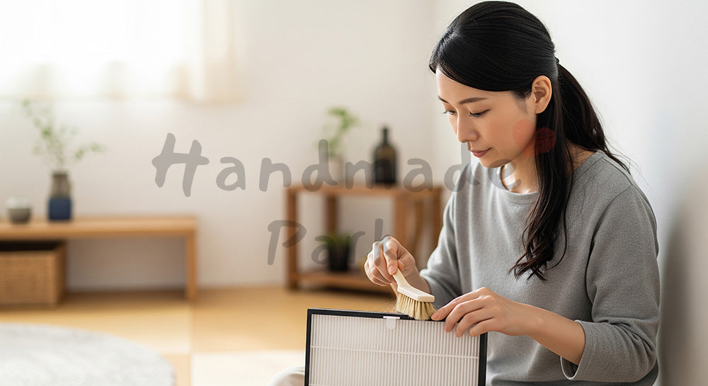 フリー素材 無料 写真｜空気清浄機フィルターのほこりをブラシで掃除する日本人主婦