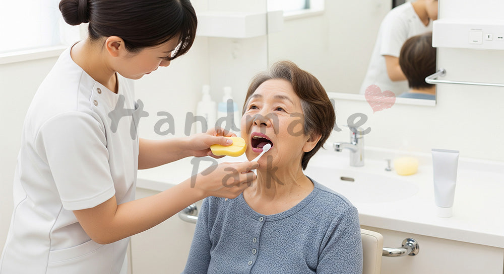 フリー素材 無料 写真｜洗面所で高齢者の口腔ケアを行う介護スタッフ 背景素材