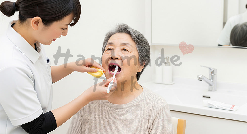 フリー素材 無料 写真｜洗面所で高齢者の口腔ケアを行う介護スタッフ