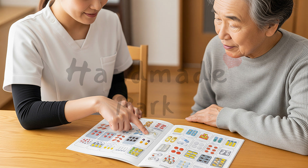 フリー素材 無料 写真｜薬カレンダーを使って服薬時間を確認する介護スタッフと高齢者
