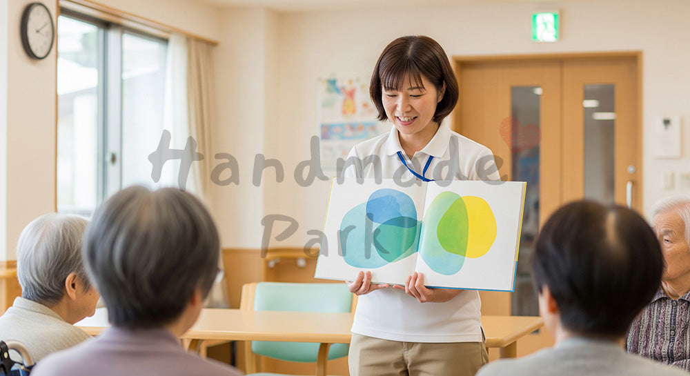 フリー素材 無料 写真｜デイサービスで絵本の読み聞かせを楽しむ高齢者と介護スタッフ 背景素材