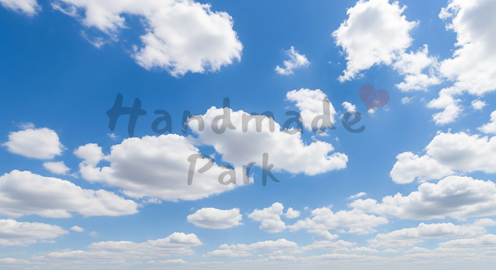 フリー素材 無料 写真｜澄んだ青空に柔らかな積雲、自然光と清潔感が伝わるスカイ背景写真素材、Webや印刷の背景・資料に便利