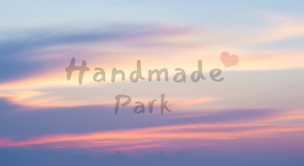 フリー素材 無料 写真｜優しいトーンの背景に使えるスカイ背景写真素材のある薄雲越しに淡い朝焼けが広がる空、Webや印刷の背景・資料に便利