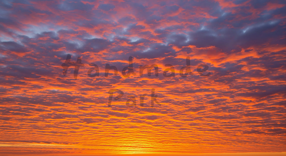 フリー素材 無料 写真｜印象的なキービジュアル向け背景写真素材のある夕焼けのオレンジ雲がドラマチックに広がる空、Webや印刷の背景・資料に便利