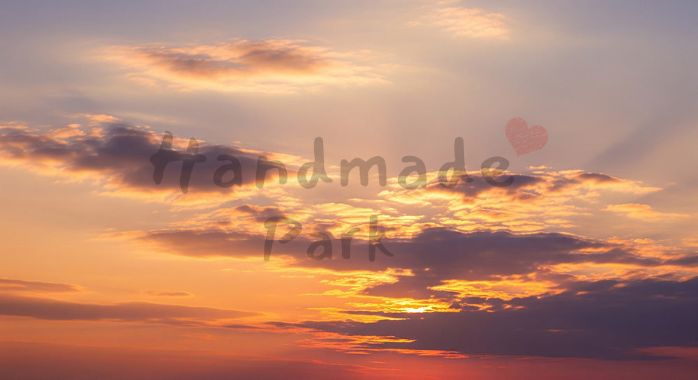 フリー素材 無料 写真｜夕焼けの空に淡い雲が流れる穏やかな景色温もりある背景に使える写真素材Webや印刷の背景・資料に便利