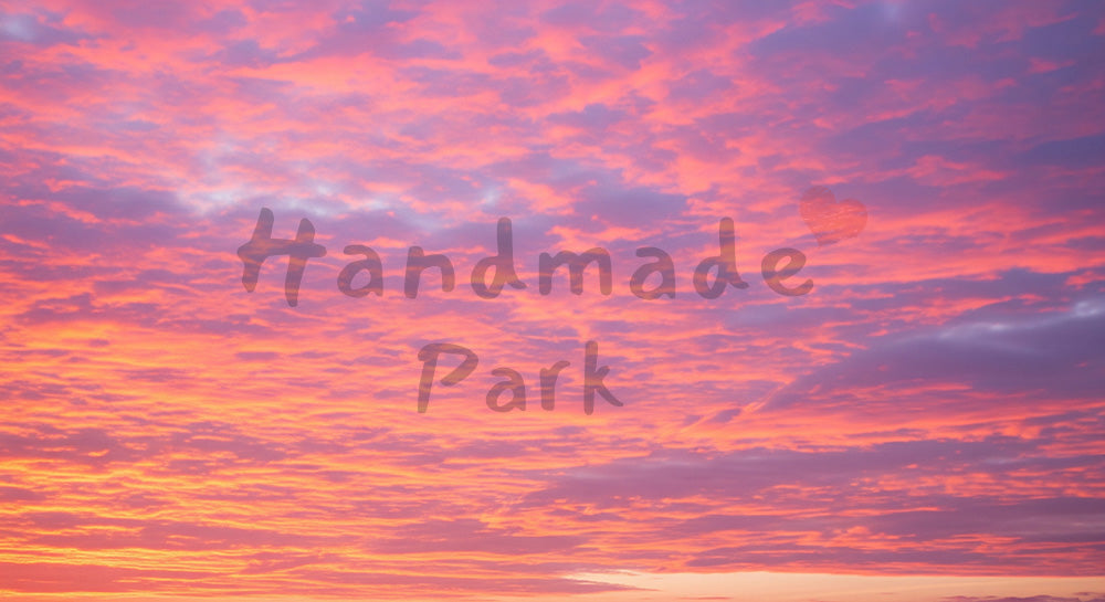 フリー素材 無料 写真｜夕焼けのピンク雲が広がる空、ロマンチックな雰囲気のヘッダーに使えるバックグラウンド写真素材、Webや印刷のバックグラウンド・資料に便利