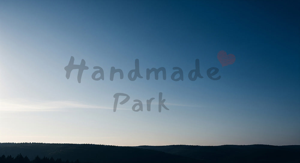 フリー素材 無料 写真｜大きな空のスペースと森林の稜線、コピー用スペース向き青空背景写真