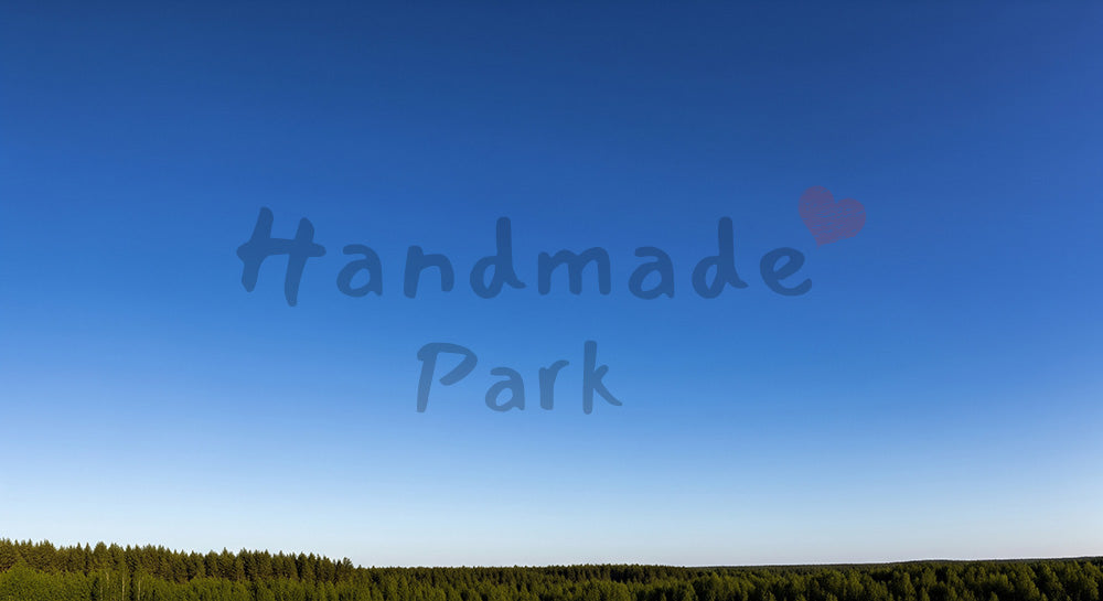 フリー素材 無料 写真｜大きな空の余白と森林の稜線、コピースペース向き青空背景写真