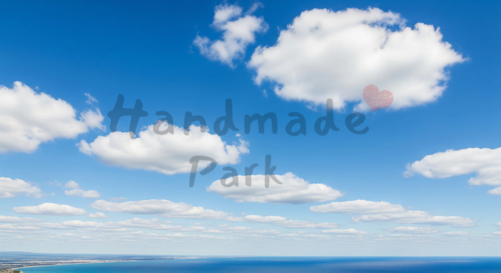 フリー素材 無料 写真｜青空と積雲、遠景に海が広がる爽快な風景バックグラウンド写真