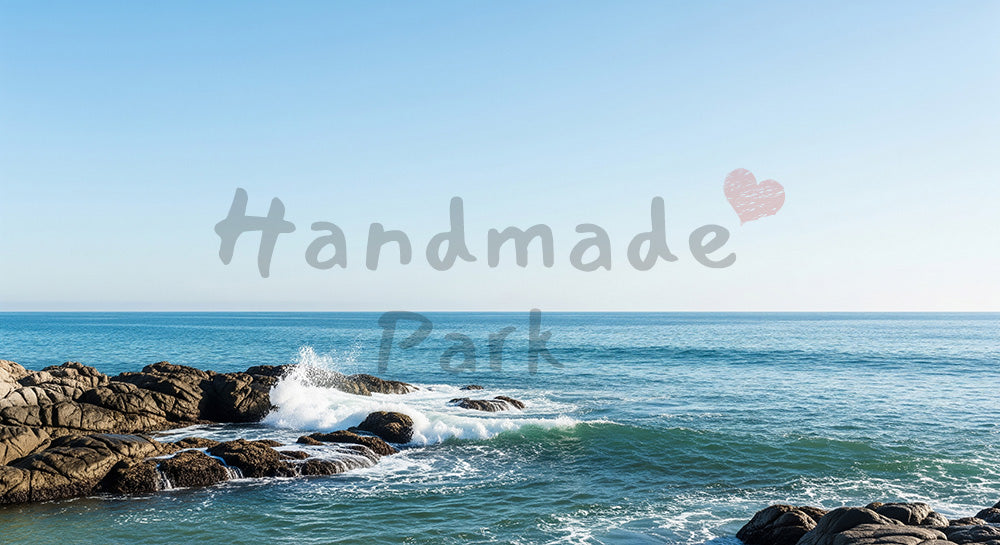 フリー素材 無料 写真｜青空と海沿いの岩場、コピー用スペースを確保した海景背景写真