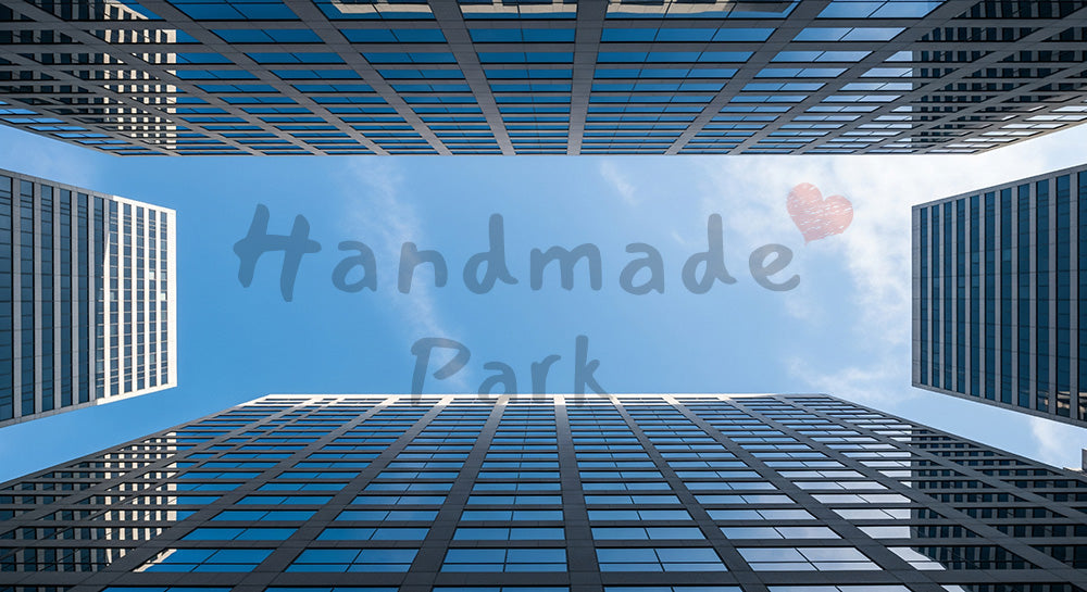 フリー素材 無料 写真｜都市デザイン向け背景写真のあるビルの谷間から見上げる青空