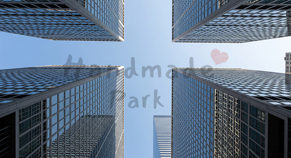 フリー素材 無料 写真｜ビルの谷間から見上げる青空、都市デザイン向け背景写真