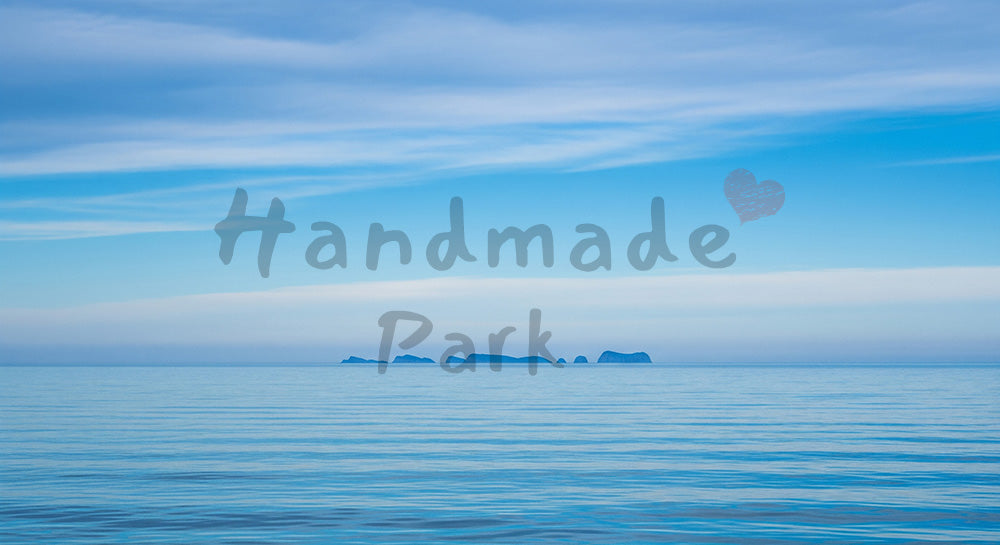 フリー素材 無料 写真｜青空と海に小さな島影が浮かぶ穏やかな海景背景写真