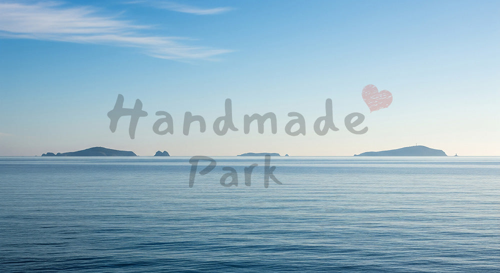 フリー素材 無料 写真｜青空と海に小さな島影が浮かぶ、穏やかな海景バックグラウンド写真