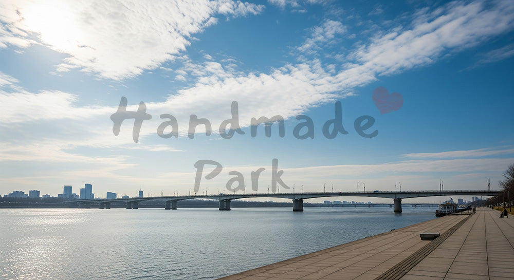 フリー素材 無料 写真｜川沿いから望む橋と青空、都市生活を感じるバックグラウンド写真