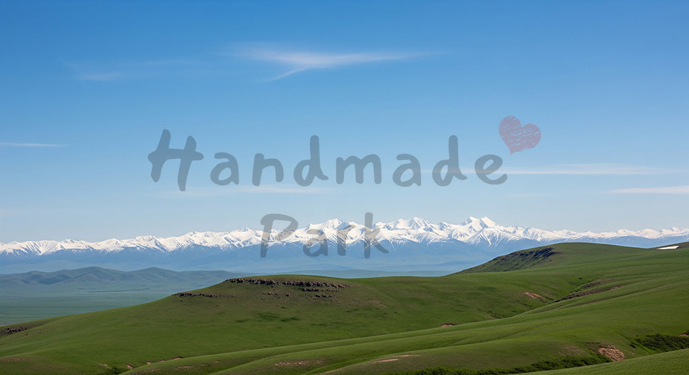 フリー素材 無料 写真｜春の澄んだ青空と残雪の山並み新緑の丘が重なるダイナミック自然風景の横長背景写真 デザイナー向け 一枚
