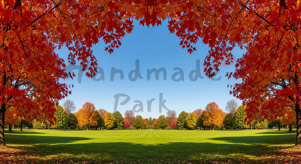 フリー素材 無料 写真｜紅葉の葉の間から青空と公園が見える秋のフレーム構図見出し配置に強い横長背景写真 デザイナー向け