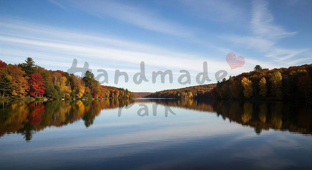 フリー素材 無料 写真｜落ち着いたトーンで使いやすい横長背景素材 デザイナー向けのある薄い巻雲の青空が湖面に映る静かな秋風景