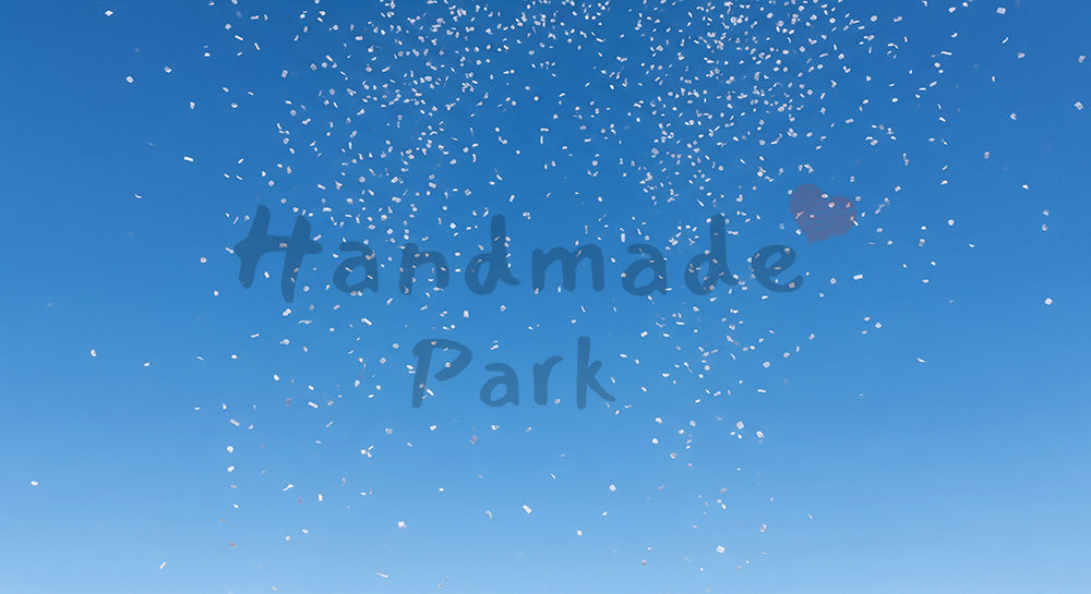 フリー素材 無料 写真｜紙吹雪が舞う青空の祝祭バックグラウンド、テキストスペース確保の横長デザイナー素材