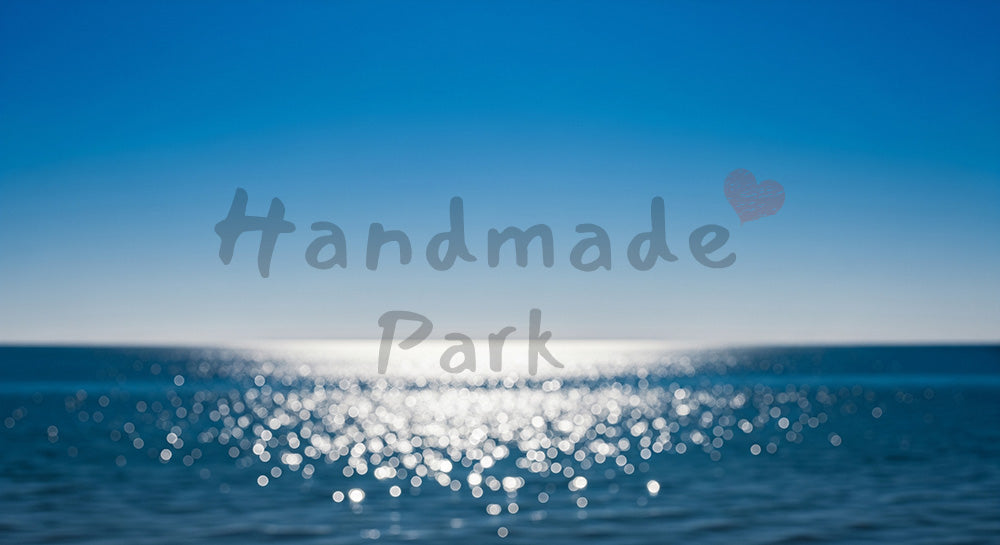 フリー素材 無料 写真｜上品で広告に使える横長素材のある水面のきらめきボケと青空余白の抽象背景