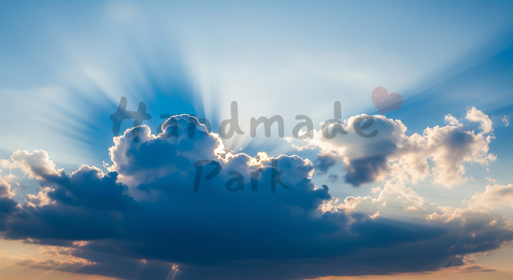 フリー素材 無料 写真｜雲間から光芒が差すドラマチックな青空、感動系デザインに使える横長空素材