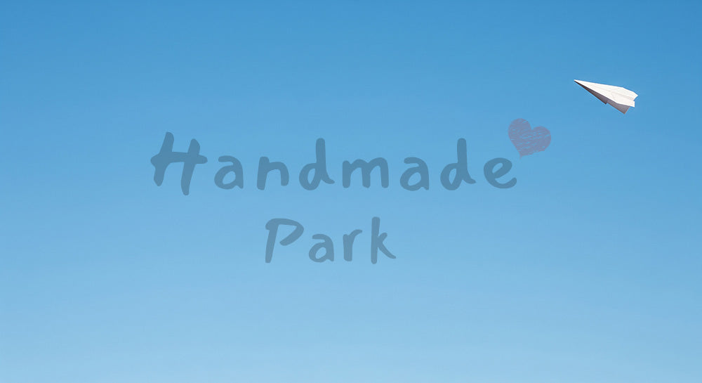 フリー素材 無料 写真｜教育・スタートアップに使える余白多め素材のある紙飛行機がアクセントの青空背景