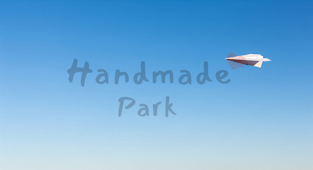 フリー素材 無料 写真｜紙飛行機がアクセントの青空バックグラウンド、教育・スタートアップに使える空きスペース多め素材