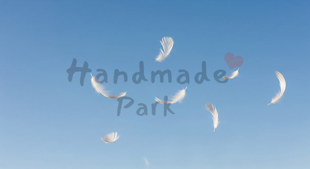 フリー素材 無料 写真｜白い羽根が舞うミニマル青空バックグラウンド、癒し・ビューティーに合う横長素材