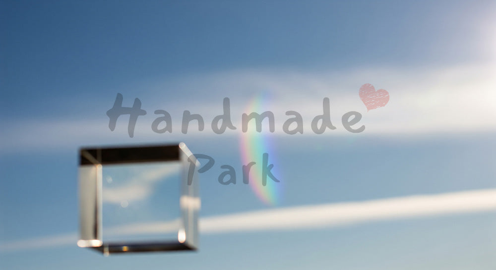 フリー素材 無料 写真｜洗練されたデザイナー向け横長素材のあるプリズムの虹が淡く重なる青空抽象背景