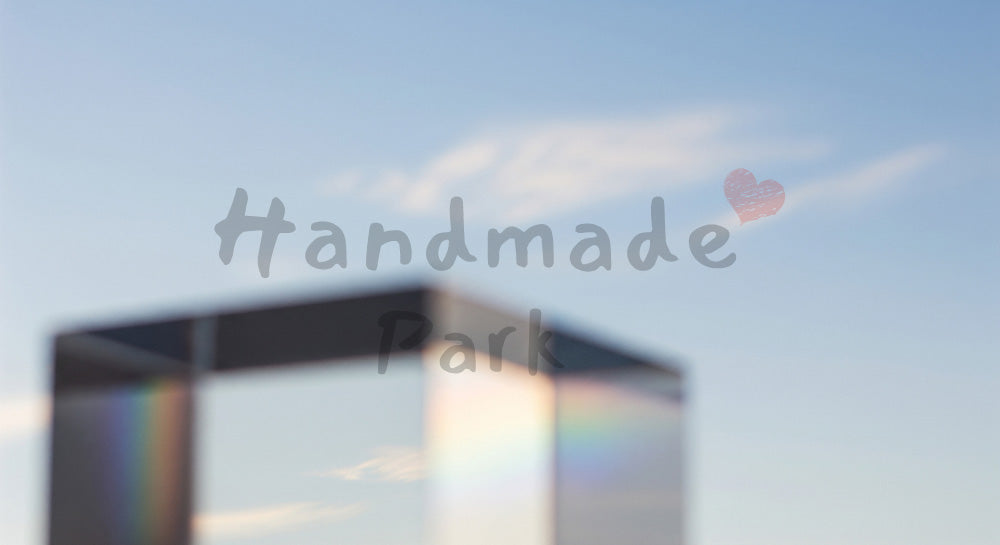 フリー素材 無料 写真｜プリズムの虹が淡く重なる青空抽象背景、洗練されたデザイナー向け横長素材