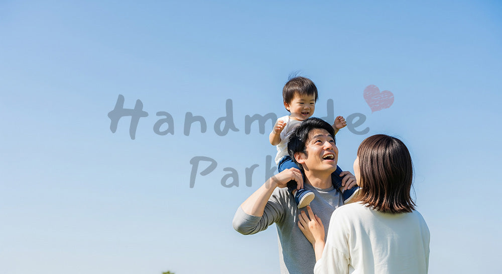 フリー素材 無料 写真｜肩車で空を見上げる日本人親子の後ろ姿、青い空が広がる温かな公園
