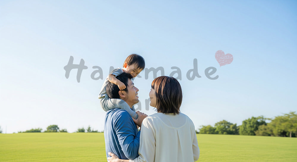 フリー素材 無料 写真｜肩車で空を見上げる日本人親子の後ろ姿青空が広がる温かな公園