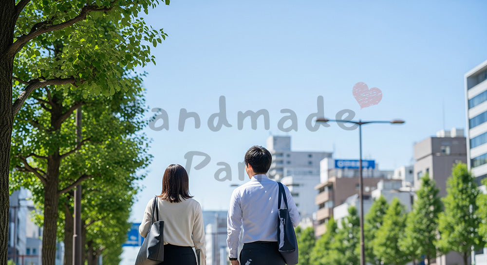 フリー素材 無料 写真｜青空の下で歩く日本人同僚の後ろ姿爽やかな昼休みコミュニケーション