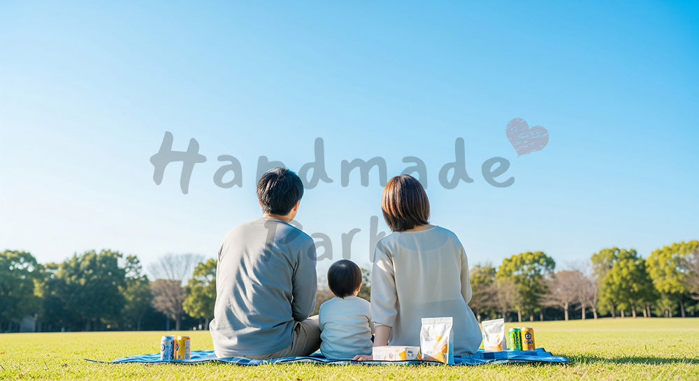 フリー素材 無料 写真｜青空が広がる休日の温もりのあるピクニックで空を眺める日本人家族の後ろ姿