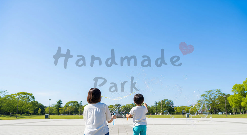 フリー素材 無料 写真｜青空にシャボン玉を飛ばす日本人親子の後ろ姿やさしい公園の休日