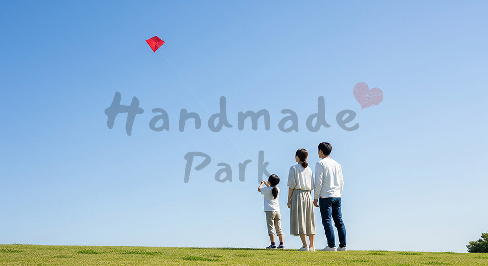 フリー素材 無料 写真｜凧揚げを楽しむ日本人家族の後ろ姿と青空春の爽快な公園シーン