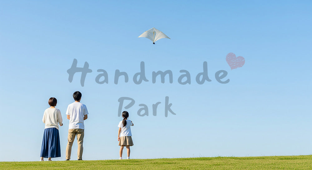 フリー素材 無料 写真｜春の爽快な公園シーンのある凧揚げを楽しむ日本人家族の後ろ姿と青空