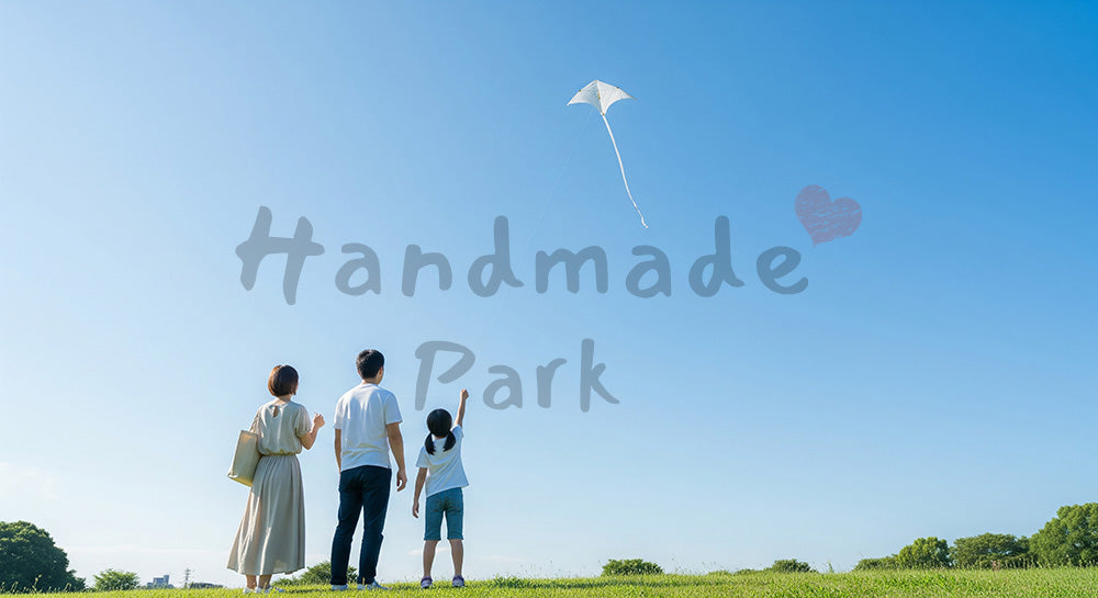 フリー素材 無料 写真｜凧揚げを楽しむ日本人家族の後ろ姿と青空、春の爽快な公園シーン