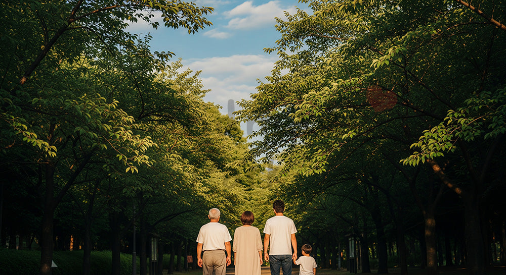 フリー素材 無料 写真｜青空の公園を歩く日本人3世代家族の後ろ姿、世代をつなぐ温かな散歩 写真背景
