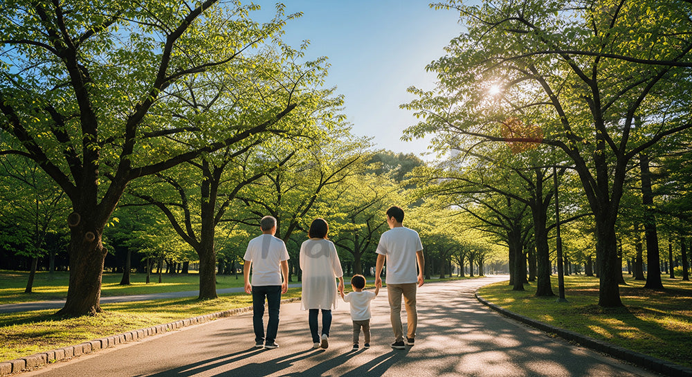 フリー素材 無料 写真｜世代をつなぐ温かな散歩のある青空の公園を歩く日本人3世代家族の後ろ姿